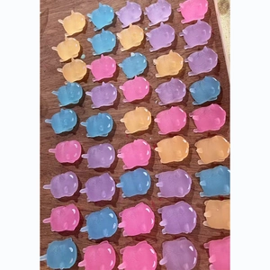 Bunte, lichtdurchlässige Schweinefiguren aus Harz in Rosa und Blau für DIY-Dekorationen
