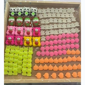 Sortiment an Mini-Resin-Tierfiguren in einer Holzschale für DIY-Stressabbau-Spielzeug