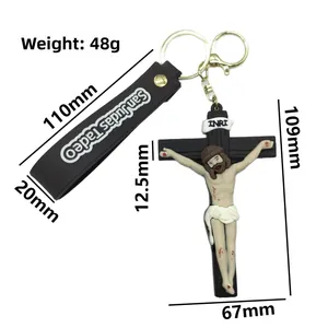 Détail du porte-clés croix San Judas Tadeo avec sangle noire et anneau doré brillant