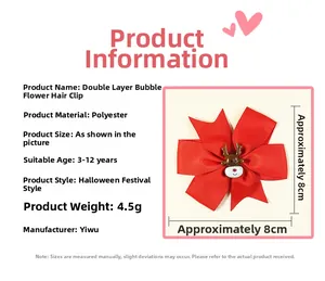 Détail du nœud papillon rouge à double couche avec un ornement de renne de Noël