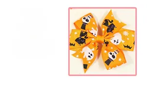 Detail einer orangefarbenen Halloween-Haarschleife mit Gespenstern, Katzen und Totenköpfen