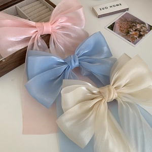 Barrettes à cheveux élégantes en organza rose, bleu et beige avec fini nacré soyeux