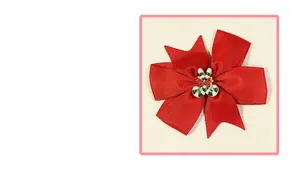 Détail d'un nœud papillon de Noël rouge avec sucre d'orge et décor de houx