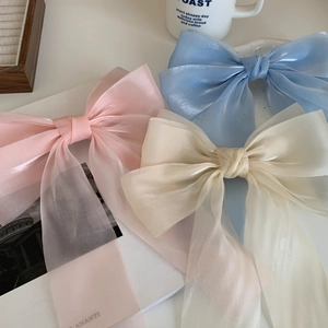 Trois grands nœuds à cheveux en soie rose, bleue et crème avec de longs rubans élégants