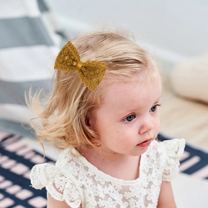 Barrette à cheveux dorée en dentelle pour bébés avec broderies et finition métallique