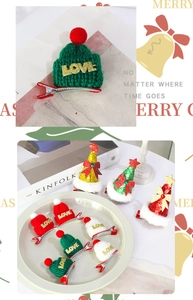 Détail de pinces à cheveux de Noël avec mini bonnets tricotés et sapins à paillettes sur clips