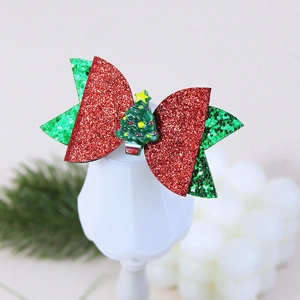 Détail d'une pince à cheveux de Noël avec tissu pailleté rouge et vert et mini sapin