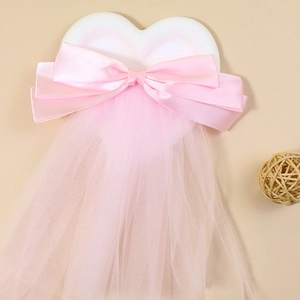 Barrette nœud en satin rose élégante avec long voile en tulle pour un look romantique