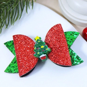 Détail d'un nœud de Noël pailleté avec sapin sur une décoration festive
