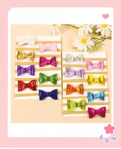 Lot de 15 bandeaux bébé avec nœuds à paillettes colorées sur support cartonné
