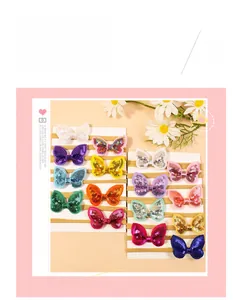Ensemble de quatorze bandeaux à nœuds pailletés colorés pour filles sur carte d'affichage