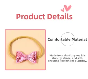 Détail d'un bandeau en nylon pour bébé avec un nœud à paillettes roses et élastique
