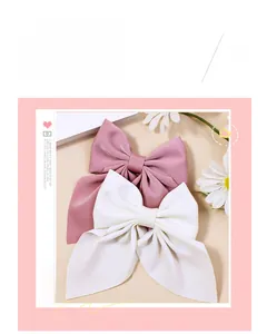 Détail de nœuds à cheveux en mousseline douce rose et beige pour les petites filles