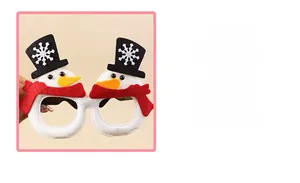 Detail der Weihnachtsbrille im Schneemann-Design mit Filzhüten und roten Schals
