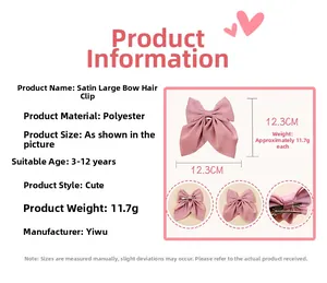 Détail de la pince métallique et du nœud en satin rose de 12,3 cm pour jeunes filles