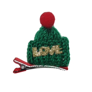 Barrette de Noël avec un bonnet en tricot vert, pompon rouge et lettres LOVE dorées