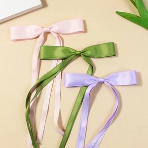 Barrettes à cheveux élégantes avec nœuds en satin et longs rubans rose, vert olive et lilas