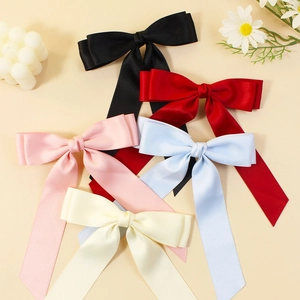 Set di cinque eleganti fiocchi per capelli in raso con lunghi nastri multicolore