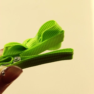 Barrette à cheveux faite main avec nœud en ruban gros-grain vert vif et pince métal pour filles
