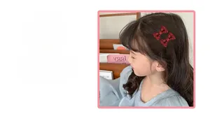 Dettaglio di fiocchi rossi glitterati per capelli da bambina con texture lucida