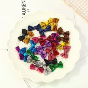 Assortimento di fiocchi glitterati colorati presentati su un piatto decorativo bianco