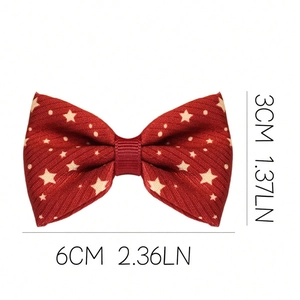 Barrette nœud rouge avec motif étoile beige et dimensions de 3cm par 6cm sur fond blanc