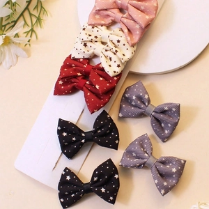 Vue détaillée de barrettes à cheveux faites main avec motifs d'étoiles colorées