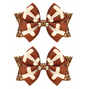 Détail de nœuds à cheveux football américain avec ruban marron et sequins dorés