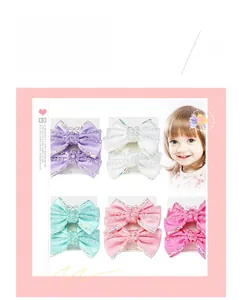 Gros plan de barrettes à nœuds scintillants en plusieurs couleurs pour fillettes