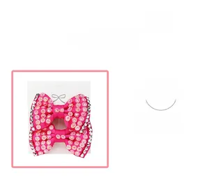 Detailansicht der handgefertigten rosa Haarschleifen mit glitzernden Strasssteinen