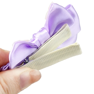 Barrette à cheveux avec nœud en satin violet fait main et pince crocodile beige pour enfants