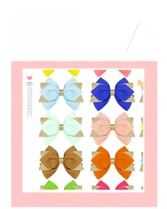Détail de pinces à cheveux nśud en cuir pailleté coloré avec bords dentelés multicolores