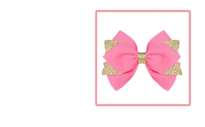Détail d'un nœud en ruban gros-grain rose avec des accents en tissu pailleté doré brillant