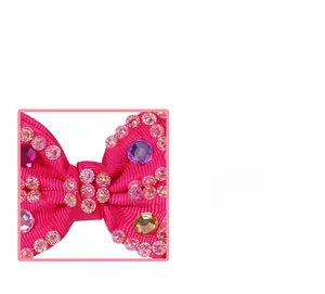 Gros plan du nœud papillon en gros-grain rose avec des strass étincelants multicolores