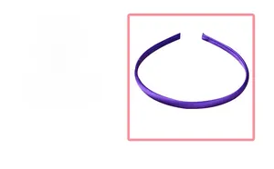 Détail d'un serre-tête en tissu violet avec une finition satinée lisse et élégante