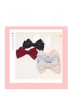Vue détaillée d'un lot de barrettes à nœuds en satin avec petites perles multicolores
