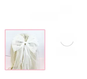 Détail du nœud de mariée en tulle blanc multicouche avec perles et rubans élégants