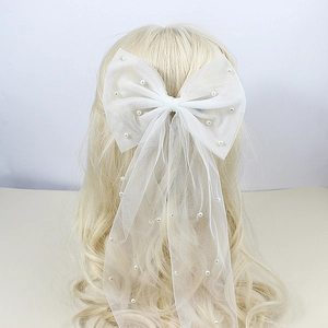 Nœud de mariée élégant en tulle blanc avec perles et longs rubans sur cheveux blonds