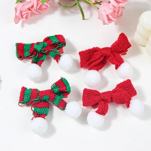 Weihnachtliche handgestrickte Haarschleifen mit weißen Plüschkugeln im Set für Mädchen
