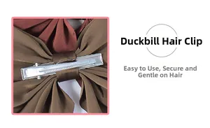 Détail macro du clip à ressort en métal et du nœud en satin marron foncé sur la barrette