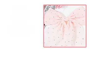 Gros plan sur la barrette nœud rose ornée de strass avec une texture de maille délicate