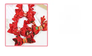 Detailansicht der handgefertigten Weihnachts-Haarklammer mit roter Paillettenschleife