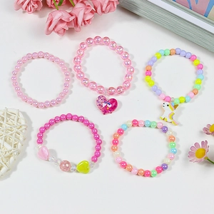 Vijf verschillende eenhoorn kralenarmbanden met roze parels en hartjes hangers voor kinderen