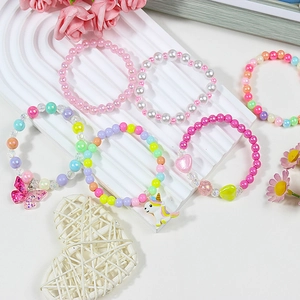 Kleurrijke eenhoorn kralenarmband set voor kinderen met schattige acryl hartbedeltjes