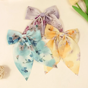 Barrette à nœud floral en mousseline avec longs rubans en trois couleurs douces