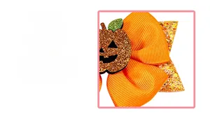 Vue détaillée de la pince à cheveux Halloween avec citrouille en paillettes et nœud orange