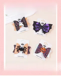 Detailliertes Set aus vier Halloween-Haarspangen mit Kürbis-, Geist- und Spinnendesigns