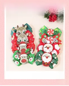 Détail de pinces à cheveux de Noël avec renne et Père Noël et nœuds en ruban pailleté