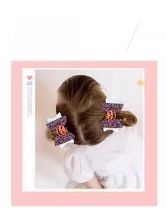 Details von Halloween-Haarspangen mit lila Pailletten und orangen Kürbismotiven