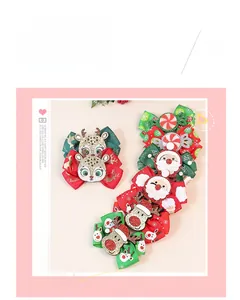 Détail de barrettes de Noël avec nœuds à paillettes, motifs de renne et de Père Noël